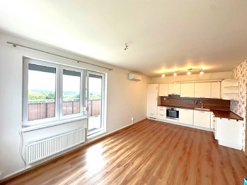 Obývací pokoj s kuchyňským koutem - Pronájem bytu 3+kk v osobním vlastnictví 75 m², Klecany