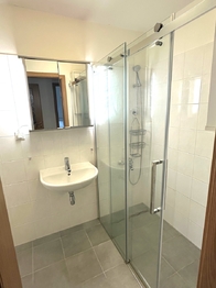 Koupelna - Pronájem bytu 3+kk v osobním vlastnictví 75 m², Klecany