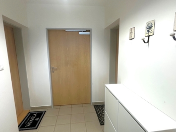 Společné prostory domu - Pronájem bytu 3+kk v osobním vlastnictví 75 m², Klecany