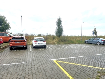 Venkovní parkovací stání - Pronájem bytu 3+kk v osobním vlastnictví 75 m², Klecany
