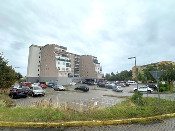 Pohled na dům a okolí - Pronájem bytu 3+kk v osobním vlastnictví 75 m², Klecany