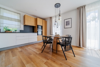 jídelní stůl - Prodej domu 151 m², Lysice