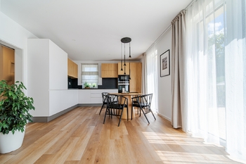 jídelní stůl s kuchyní - Prodej domu 151 m², Lysice