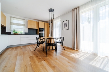 jídelní stůl s kuchyní - Prodej domu 151 m², Lysice