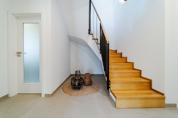 schodiště - Prodej domu 151 m², Lysice