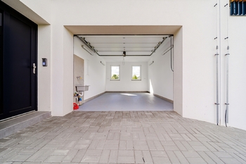 vjezd do garáže - Prodej domu 151 m², Lysice