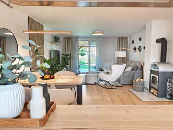 Kuchyňský kout, jídelní kout a obývací pokoj se vstupem na terasu a zahradu.  - Prodej domu 128 m², Nová Ves