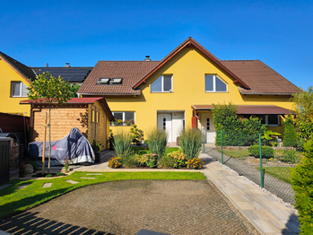 Pohled na dům z ulice.  - Prodej domu 128 m², Nová Ves 