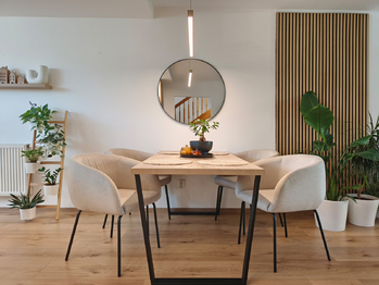 Kuchyňský kout, jídelní kout a obývací pokoj se vstupem na terasu a zahradu.  - Prodej domu 128 m², Nová Ves