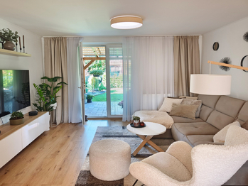 Kuchyňský kout, jídelní kout a obývací pokoj se vstupem na terasu a zahradu.  - Prodej domu 128 m², Nová Ves