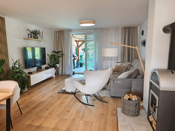 Kuchyňský kout, jídelní kout a obývací pokoj se vstupem na terasu a zahradu.  - Prodej domu 128 m², Nová Ves