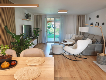 Kuchyňský kout, jídelní kout a obývací pokoj se vstupem na terasu a zahradu.  - Prodej domu 128 m², Nová Ves