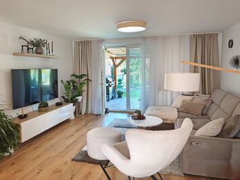 Kuchyňský kout, jídelní kout a obývací pokoj se vstupem na terasu a zahradu.  - Prodej domu 128 m², Nová Ves