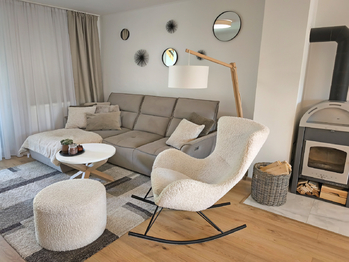 Kuchyňský kout, jídelní kout a obývací pokoj se vstupem na terasu a zahradu.  - Prodej domu 128 m², Nová Ves