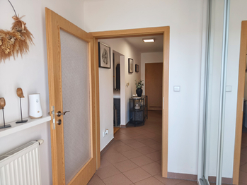 Vstupní chodba s vestavěnou šatní skříní.  - Prodej domu 128 m², Nová Ves
