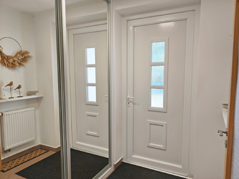 Vstupní chodba s vestavěnou šatní skříní.  - Prodej domu 128 m², Nová Ves