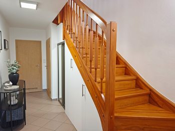 Chodba a schodiště s úložnými prostory. - Prodej domu 128 m², Nová Ves