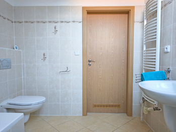 Koupelna v patře. - Prodej domu 128 m², Nová Ves