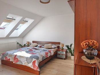 Velmi prostorná ložnice. - Prodej domu 128 m², Nová Ves