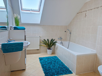 Koupelna v patře. - Prodej domu 128 m², Nová Ves