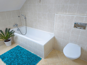 Koupelna v patře. - Prodej domu 128 m², Nová Ves