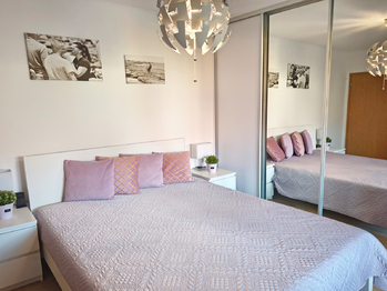 Ložnice s balkónem a klimatizací.  - Prodej domu 128 m², Nová Ves