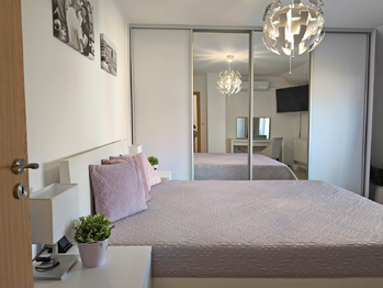Ložnice s balkónem a klimatizací.  - Prodej domu 128 m², Nová Ves