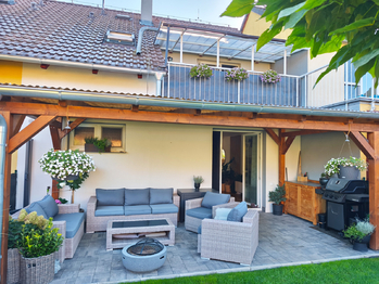 Nově vybudovaná terasa a zahrada. - Prodej domu 128 m², Nová Ves