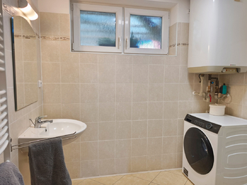 Koupelna / prádelna v 1. NP.  - Prodej domu 128 m², Nová Ves