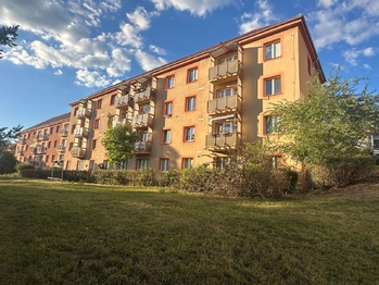 Parčík za domem - Pronájem bytu 3+1 v družstevním vlastnictví 61 m², Teplice
