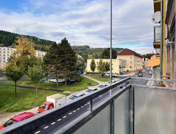 Pohled z balkonu - Prodej bytu 2+1 v osobním vlastnictví 54 m², Kraslice