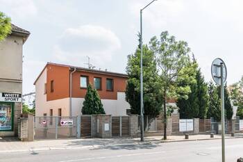 Pohled z hlavní ulice - Pronájem bytu 1+kk v osobním vlastnictví 26 m², Praha 9 - Dolní Počernice