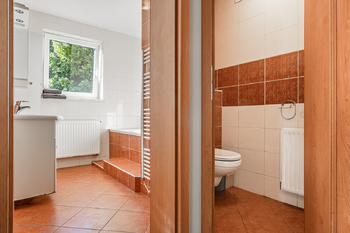 1. NP - koupelna + WC ... - Prodej domu 159 m², Lípa