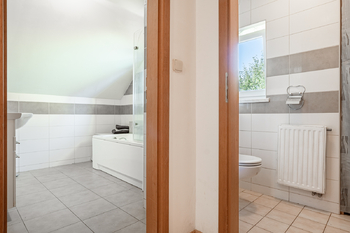 2. NP - 1. ložnice ...koupelna + WC ... - Prodej domu 159 m², Lípa