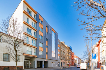 Budova z venku  - Pronájem bytu 1+kk v osobním vlastnictví 13147 m², Praha 10 - Vršovice
