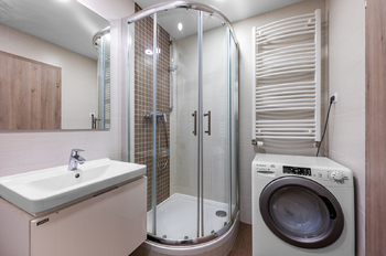 Koupelna - Pronájem bytu 1+kk v osobním vlastnictví 13147 m², Praha 10 - Vršovice