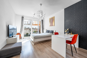 Hlavní místnost s výhledem na terasu - Pronájem bytu 1+kk v osobním vlastnictví 13147 m², Praha 10 - Vršovice 