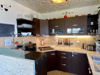 Vybavená kuchyně - Prodej domu 166 m², Křenice