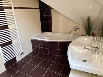 Horní koupelna - Prodej domu 166 m², Křenice