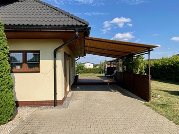 Kryté stání - Prodej domu 166 m², Křenice