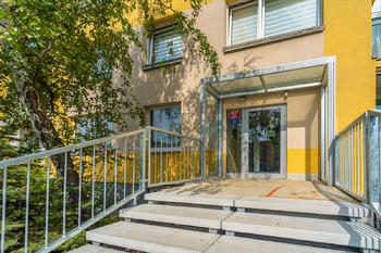 Vstup do domu - Pronájem bytu 3+1 v osobním vlastnictví 78 m², Praha 4 - Chodov