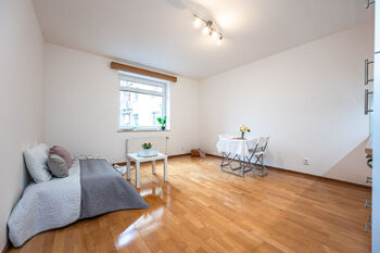 Pokoj s kuchyňským koutem - Pronájem bytu 2+kk v osobním vlastnictví 44 m², Praha 9 - Vysočany