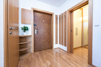 Předsíň - Pronájem bytu 2+kk v osobním vlastnictví 44 m², Praha 9 - Vysočany