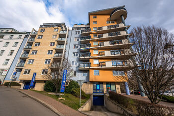 Vjezd do garáže - Pronájem bytu 2+kk v osobním vlastnictví 44 m², Praha 9 - Vysočany