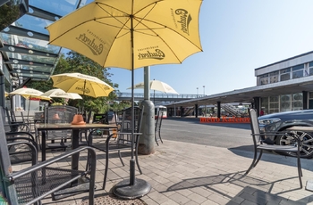 pohled od prodejny k metru - Pronájem obchodních prostor 84 m², Praha 4 - Krč