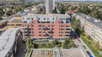 Pohled na dům z dronu - Pronájem bytu 2+kk v osobním vlastnictví 55 m², Říčany