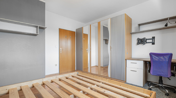 Ložnice se šatní skříní a pracovním stolem - Pronájem bytu 2+kk v osobním vlastnictví 55 m², Říčany