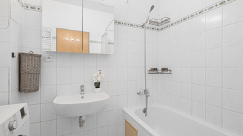 Koupelna bytu s vanou - Pronájem bytu 2+kk v osobním vlastnictví 55 m², Říčany