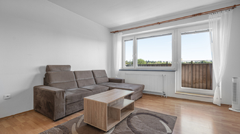 Obývací pokoj se vstupem na balkon bytu - Pronájem bytu 2+kk v osobním vlastnictví 55 m², Říčany