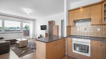 Pohled z kuchyně do obývacího pokoje - Pronájem bytu 2+kk v osobním vlastnictví 55 m², Říčany